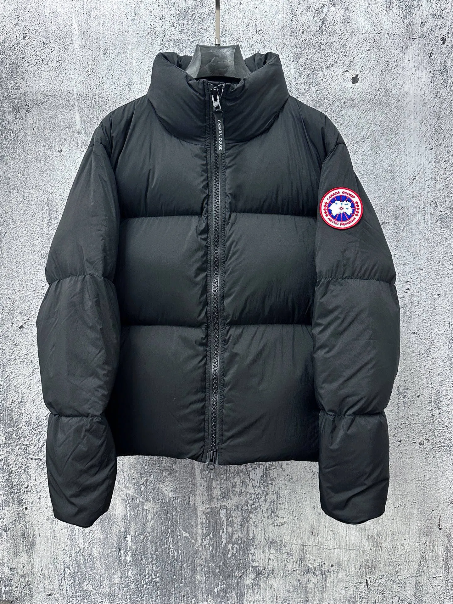 【Canada gooes】Large Goose Sleeve Stand Collar Down Jacket The Lawrence Down Jacket provides essential protection for everyday adventures. Delicately soft fabric, this is a water-repellent fabric that is soft to the touch yet durable. Filled with extremely fluffy white duck down. This piece has a quilted body and structured down. Padded collar and reflective double-stripe grip tape. Extended hem and tucked-in inner rib-knit cuffs. Size:XS-2XL